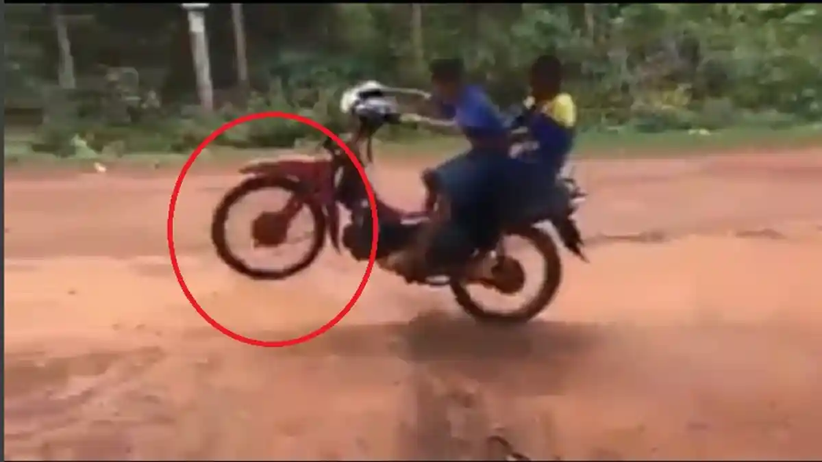VIDEO: Bocah Pamer Fre Style di Atas Motor Berakhir Ngakak dan Bikin Ngilu, Netizen: Edan!