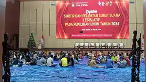 20240120_sortir-dan-lipat-surat-suara-caleg-oleh-kpu-kota-sorong.jpg