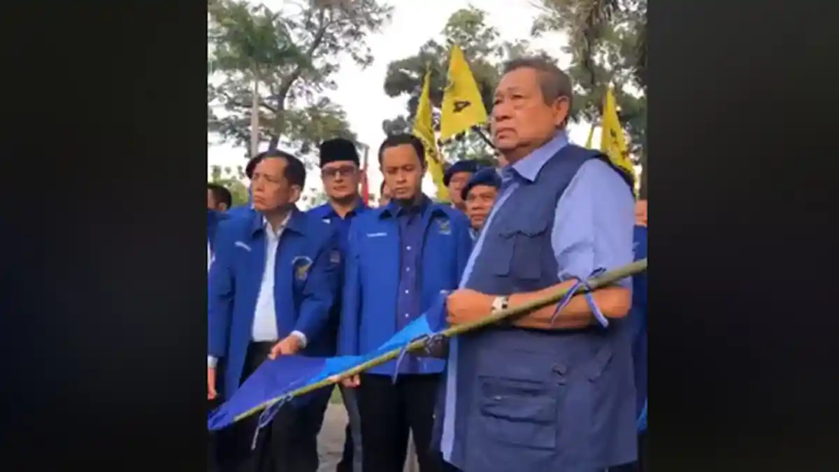 Video Detik-Detik SBY Periksa Baliho Demokrat Yang Dirusak Di Antara Bendera Golkar dan PSI