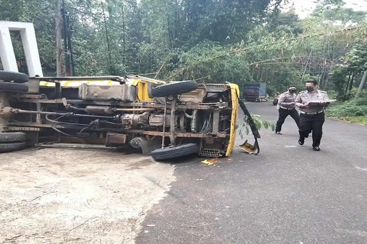 Mobil Pengangkut Matrial Bangunan Terguling, Sopir Ikuti Google Map, Tak Tahu Jalan Menanjak