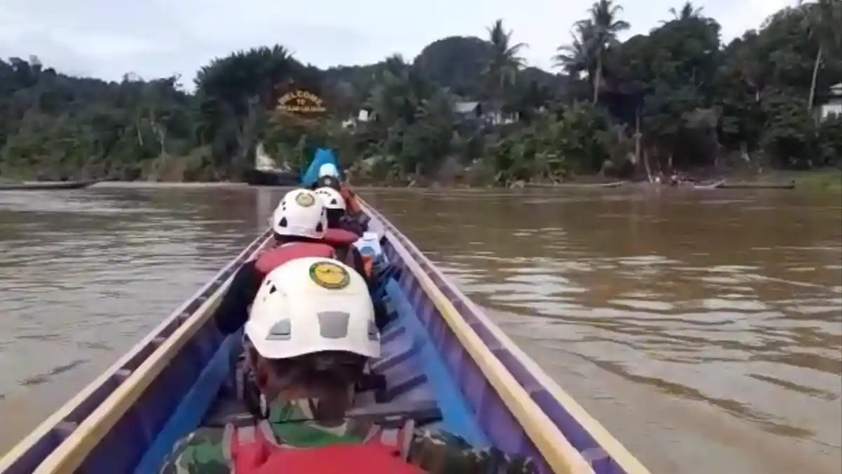 Tabrak Pohon Hanyut Saat Dini Hari, Perahu Rombongan Pesta Dharmasraya Karam di Sungai Batanghari