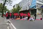 Momen-puluhan-pengunjukrasa-hari-buruh-Internasional-melaksanakan-salat-Jumat-1.jpg