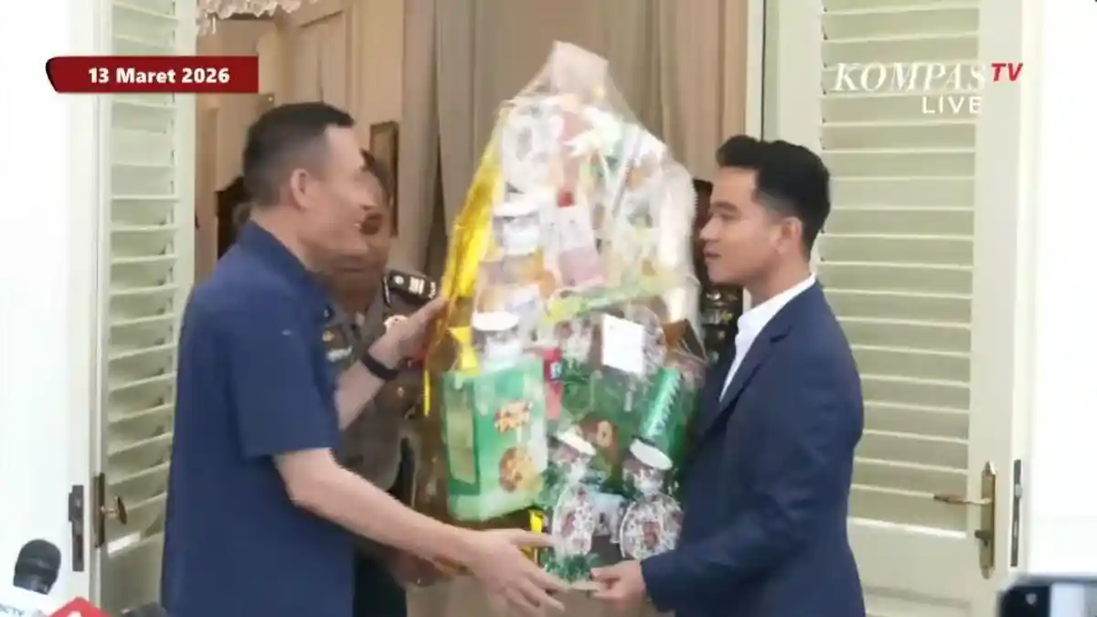 Rismon Sianipar Dapat Parcel dari Wapres Gibran Usai Minta Maaf ke Jokowi