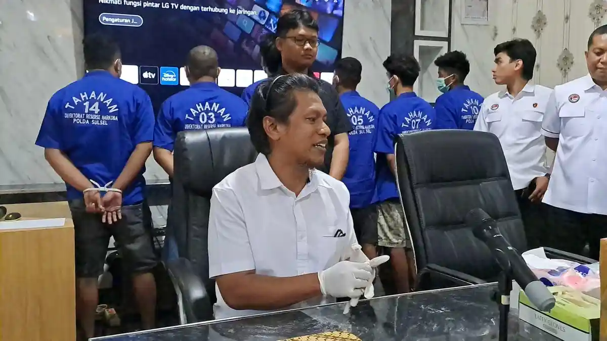 Identitas dan Barang Bukti 6 Tersangka Narkoba yang Ditangkap Polda Sulsel