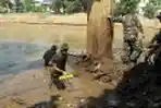 Anggota TNI Bersihkan Sungai Ciliwung