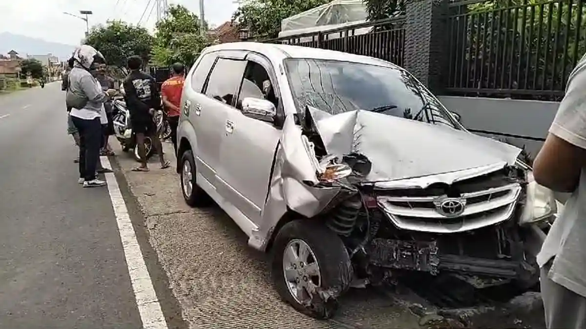 Diduga Karena Pecah Ban, Mobil Avanza Tabrak Gorong-Gorong Hingga Ringsek di Gunung Cupu Ciamis