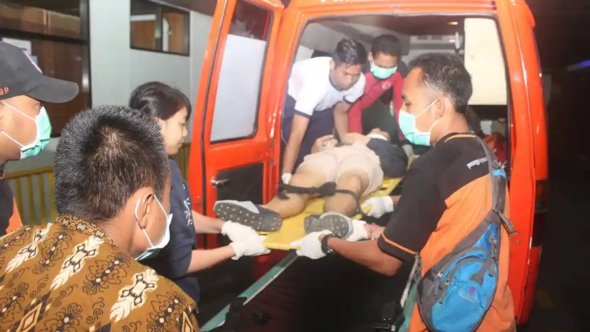 Darah Mengucur Deras dari Telinga Suwandi Usai Alami Kecelakaan Lalu Lintas di Pasar Suwung