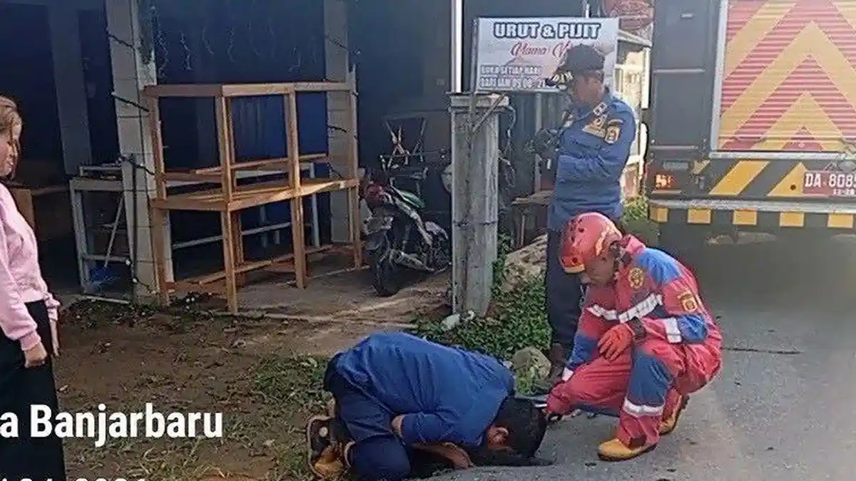 Aksi Petugas Damkar Banjarbaru Ambil Dompet Warga Tercebur ke Drainase, Selamatkan Berkas Penting