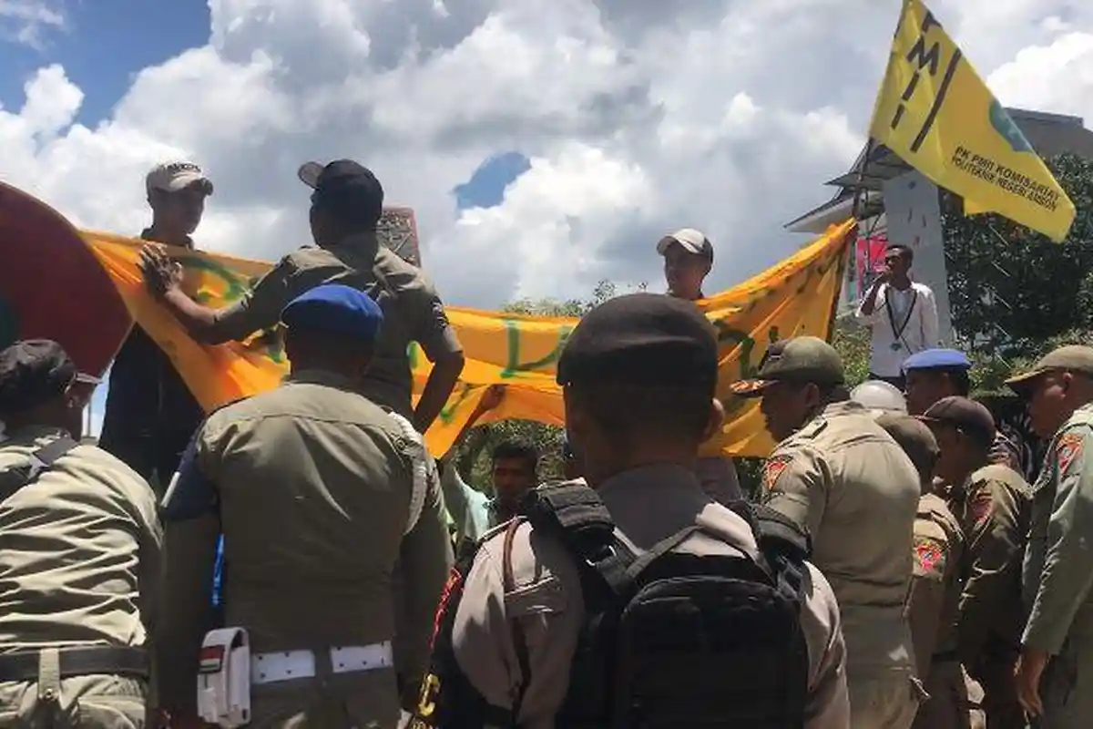 Massa Aksi dan Satpol PP Adu Mulut Buntut Bentangan Poster di Atas Pagar Balai Kota Ambon