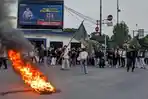 AKSI-Mahasiswa-UIN-SMH-Banten-menggelar-aksi-di-lampu.jpg