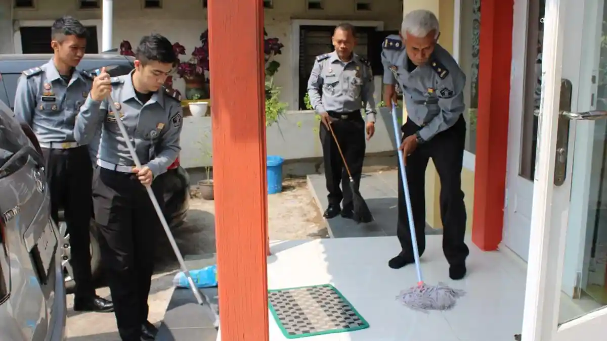 Bersih-bersih Musala, Cara Lapas Majalengka Peringati HUT ke-78 Kemenkumham RI