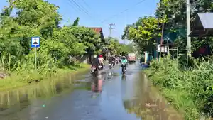 Debit-sungai-Balangan-naik-meluap-ke-jalan-desa-keludan.jpg