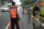 Petugas Dishub Awasi Lintasan Khusus Jalur Sepeda Senayan