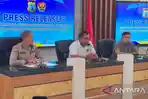 Direktur-Reskrimsus-Polda-Papua-Barat-Daya-didampingi-jajaran-saat-memberi-keterangan-pers.jpg