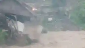Sebuah-pabrik-ambruk-diterjang-banjir-bandang-sungai-Cipendak.jpg