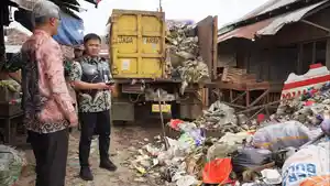 Tumpukan-sampah-di-Pasar-Adiwerna-Tegal.jpg