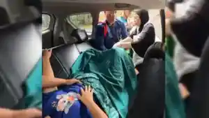 Damkar-bantu-ibu-melahirkan-di-taksi-online.jpg