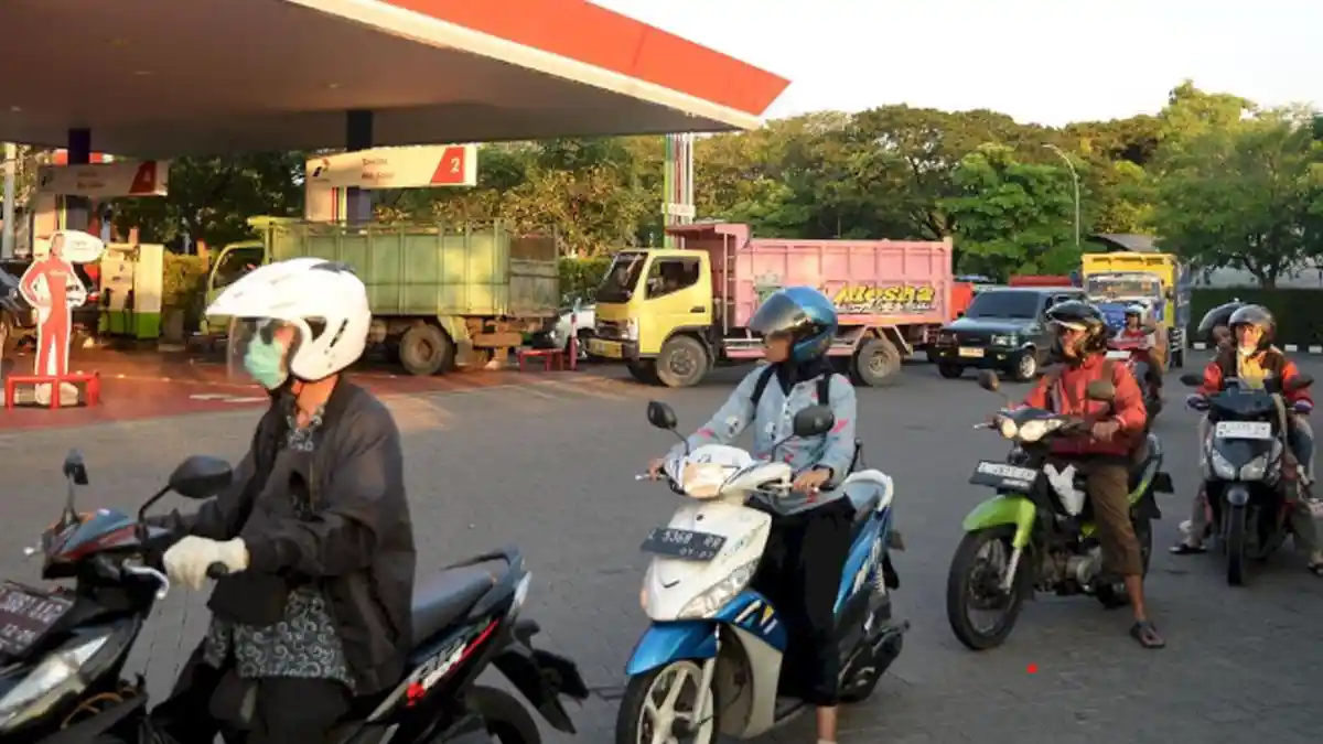 Pemprov Jawa Timur Pantau Distribusi Solar Bersubsidi guna Urai Antrean Panjang - Surya.co.id