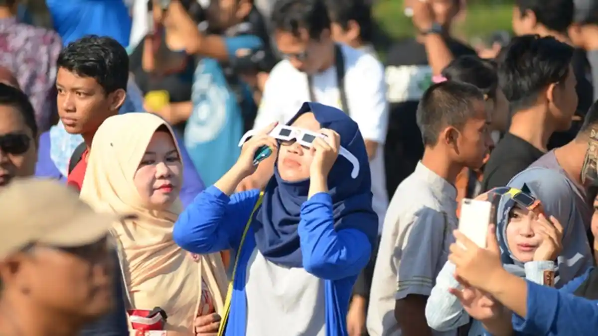Cara Unik Warga Lihat GMT, Gunakan Kertas Rontgen Hingga Kacamata Las