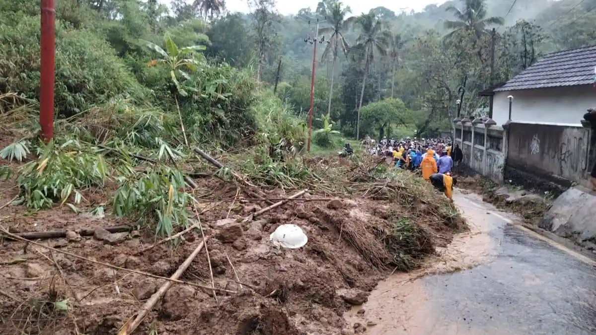 Longsor Tutup Jalan Provinsi di Sukabumi, Kendaraan Terjebak Tak Bisa Melintas