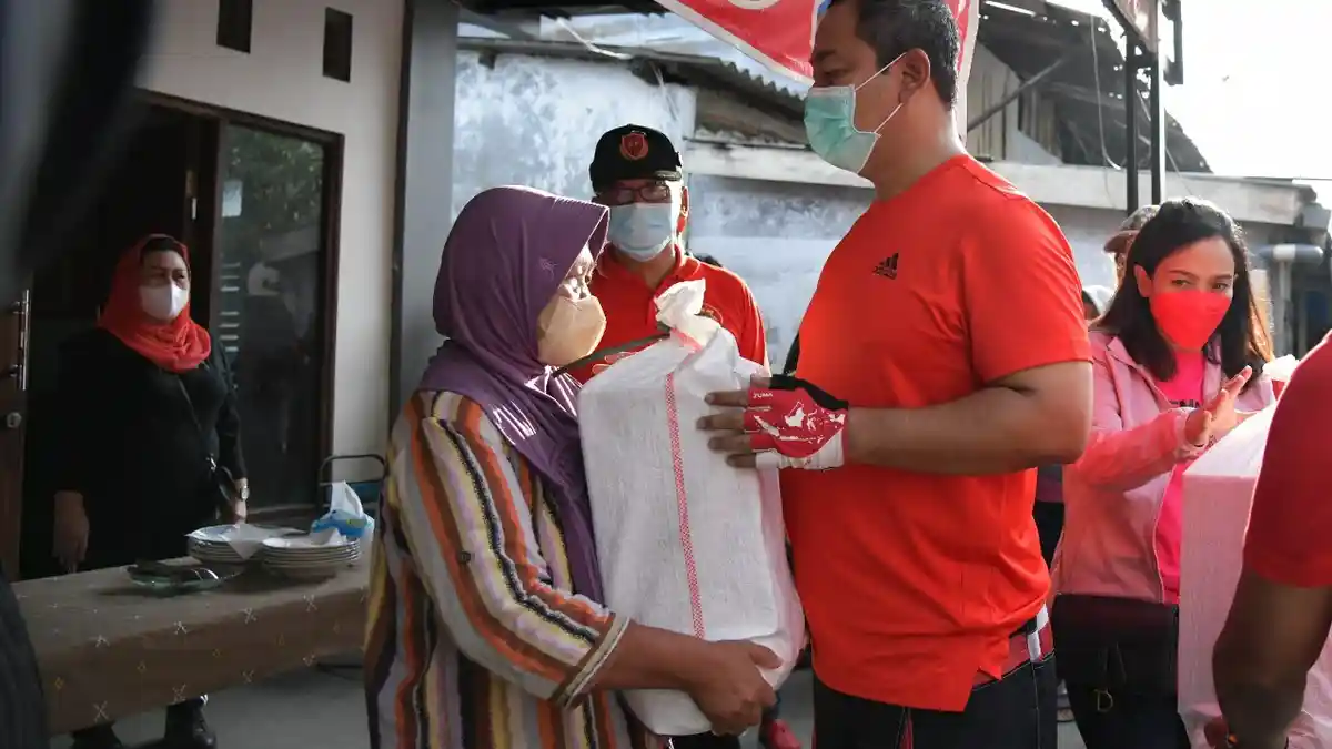 Hendrar Prihadi 'Dum-duman' Sembako ke Warga Semarang Sambil Gowes