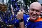 Persib-Bandung-Bojan-Hodak-mengangkat-trofi-saat-konvoi.jpg