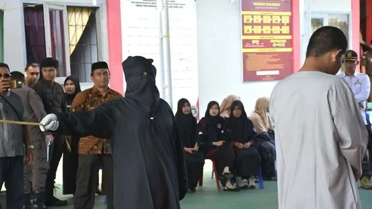 Sembilan Pelaku Judi Online Dieksekusi Cambuk di Aceh Barat
