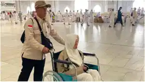 JASA-KURSI-RODA-Petugas-membantu-dorong-kursi-roda.jpg