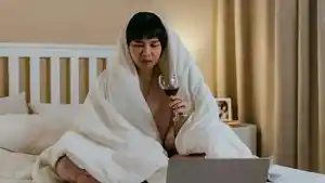 remaja-perempuan-menonton-drama-Korea-drakor-di-laptop.jpg