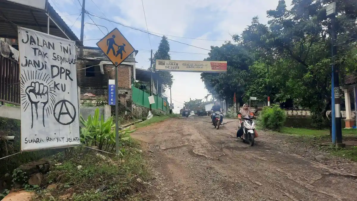 Jalan Lahar-Tlogowungu Penghubung 4 Kecamatan di Pati Rusak Parah, Warga Pasang Poster Protes