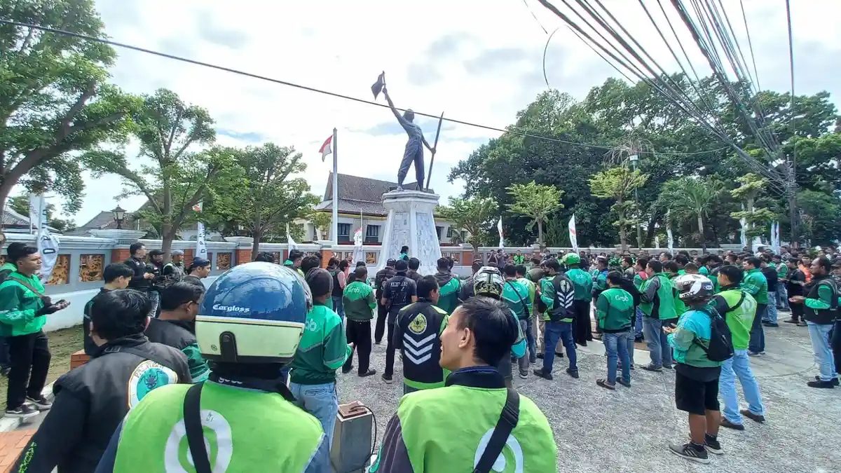 Damai, Ojol Gelar Tabur Bunga Depan DPRD Majalengka untuk Affan Kurniawan