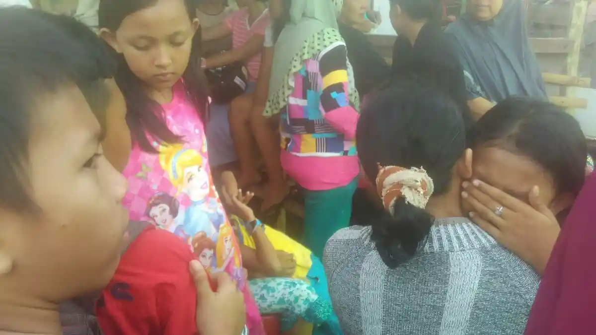 Gadis Kecil Ini Menangis Ijazahnya Ikut Terbakar