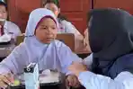 devi-siswi-sd-di-palembang-bawa-pulang-makan-siang-gratis-untuk-dimakan-bersama-ibu.jpg