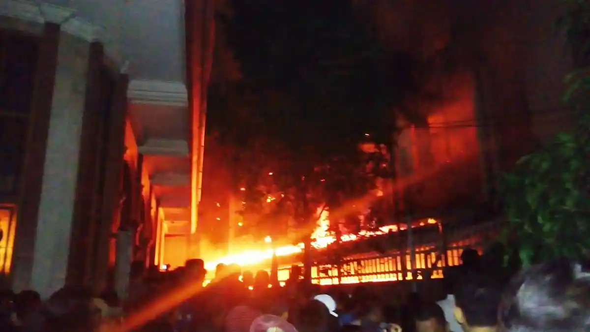 Parade Foto Terbakarnya Gedung Dispenda Sumut