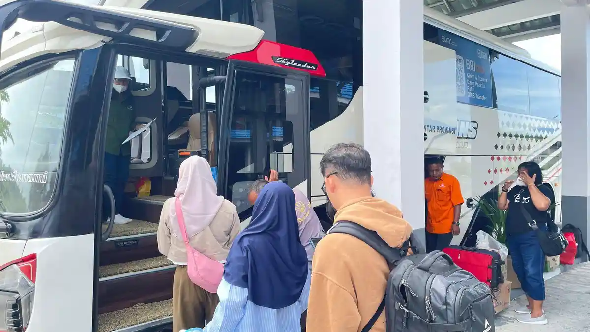 FOTO: Terminal Mamboro Dipadati Penumpang Arus Balik, Bus AKAP Ramai Berangkat dan Tiba - arus-balik-mamboro-2025.jpg