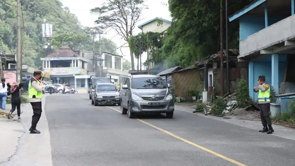 POLRES Tanah Karo Siagakan Alat Berat dan Mobil Derek di Jalur Mudik