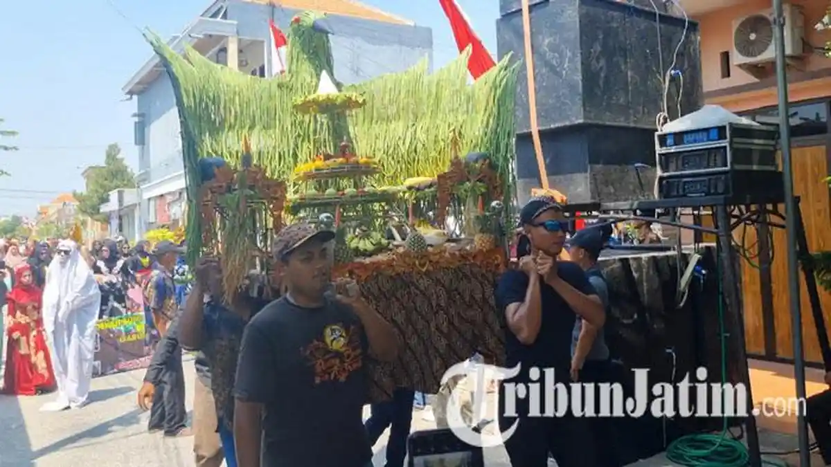 Sedekah Bumi di Semampir Gresik, Warga Buat Miniatur Istana Garuda IKN dari Kacang Panjang