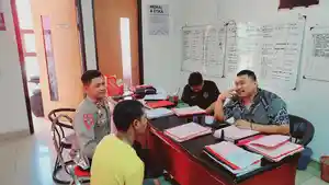 Kanit-Gakkum-Satlantas-Polres-Ende-Ari-Setyono-menyerahkan.jpg