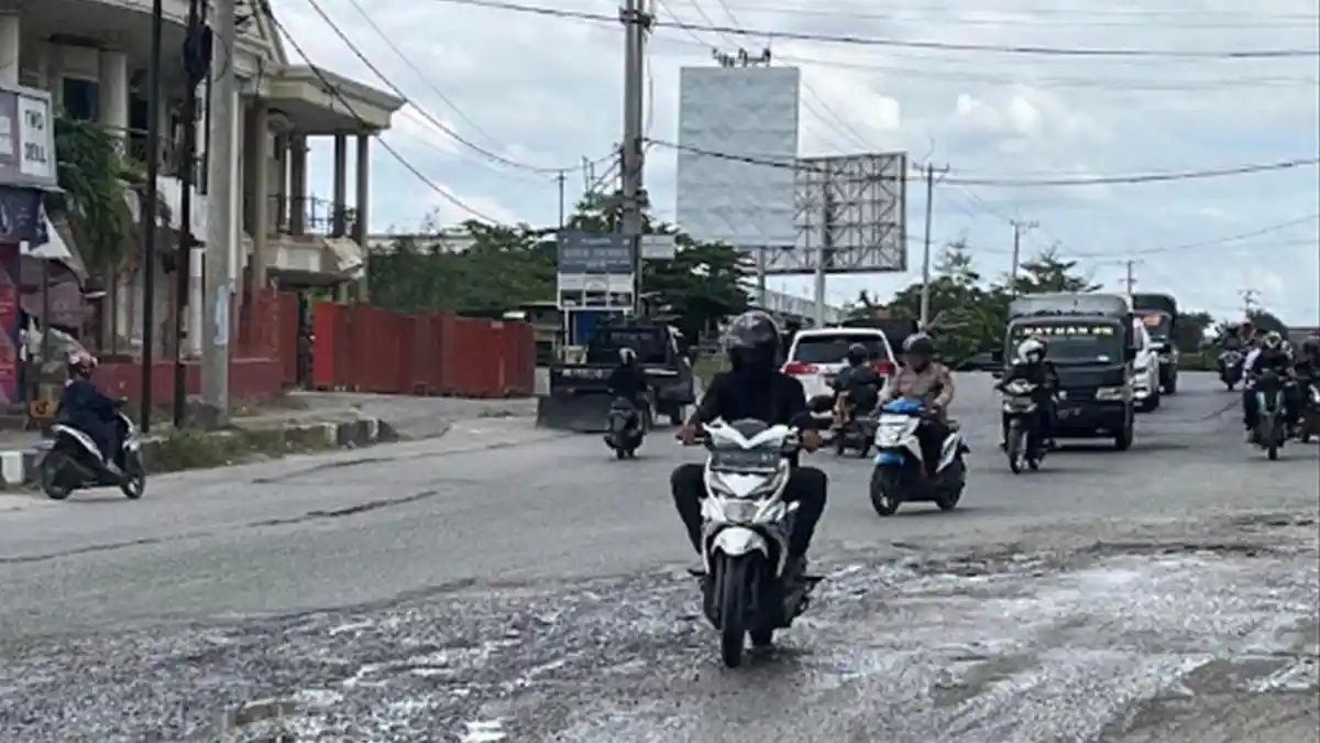 Warga Kota Kupang Keluhkan Jalan WJ Lalamentik Rusak dan Berlubang