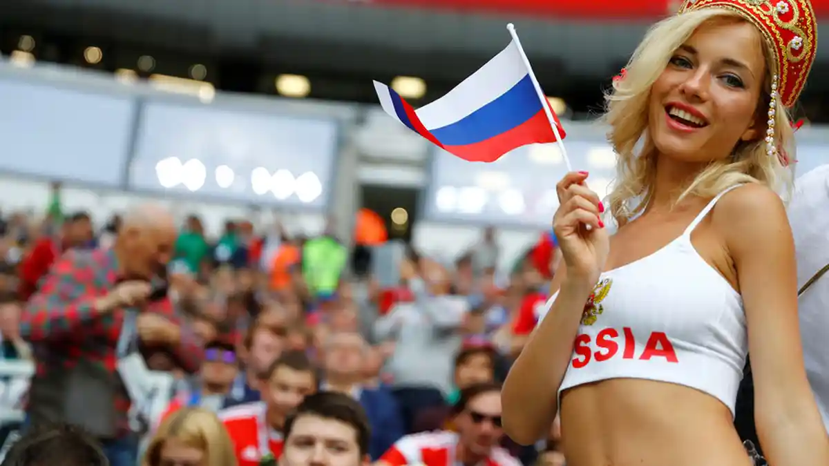 Cewek Rusia Super Hot Ini Sedot Perhatian Fans Bola. Ternyata Ini Pekerjaannya!