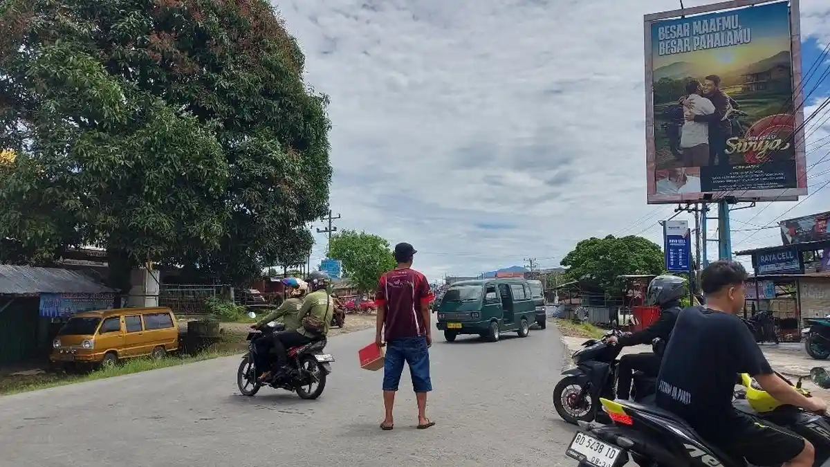 Banjir Rendam Jalan Kalimantan Rawa Makmur Kota Bengkulu, Pengendara ...