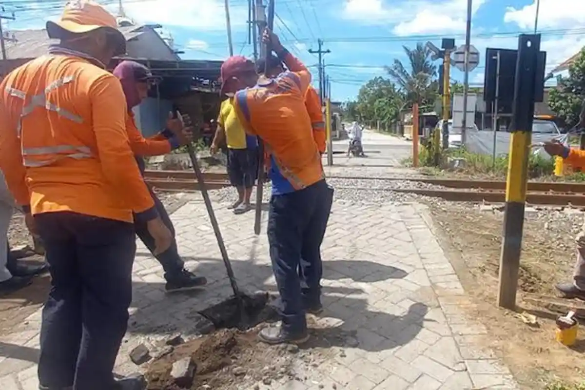 Buntut Kecelakaan Kereta Vs Pikap, Perlintasan Kereta Api di Aryojeding Tulungagung Dipatok Besi