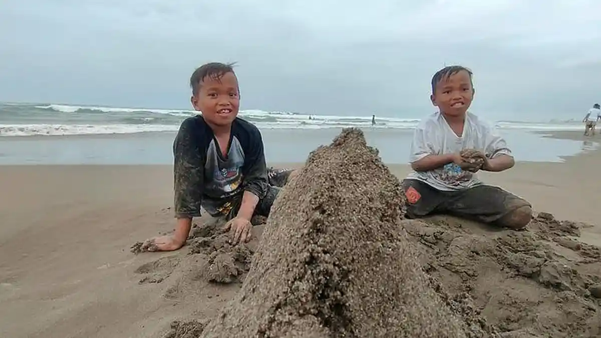 Asyiknya Bermain Pasir di Pantai Barat Pangandaran, Sederhana Tapi Membahagiakan Anak-anak