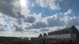 Langit-pantai-Ocarima-Batam-Center-Rabu-14-pagi-mentari-tertutup-gumpalan-awan.jpg
