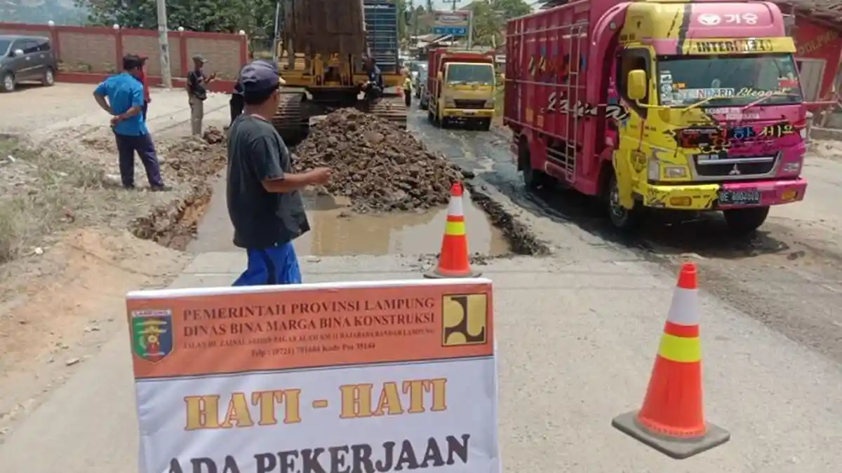 Ruas Jalan Provinsi di Pringsewu Lampung Mulai Diperbaiki