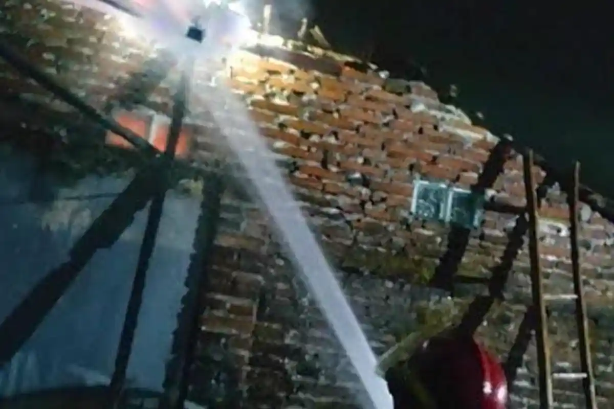 Rumah Warga di Probolinggo Terbakar saat Ditinggal Kerja, Korsleting Listrik Diduga Jadi Pemicu