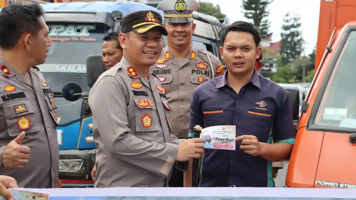 Mensukseskan Event Internasional F1 Power Boat Lake Toba Kapolres Dairi Bagikan Stiker Event