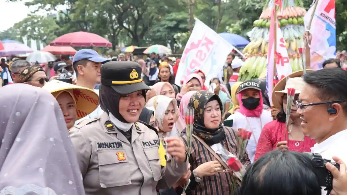 Cara Buruh di Jateng Peringati May Day: Kenakan Pakaian Adat dan Bawa Gunungan