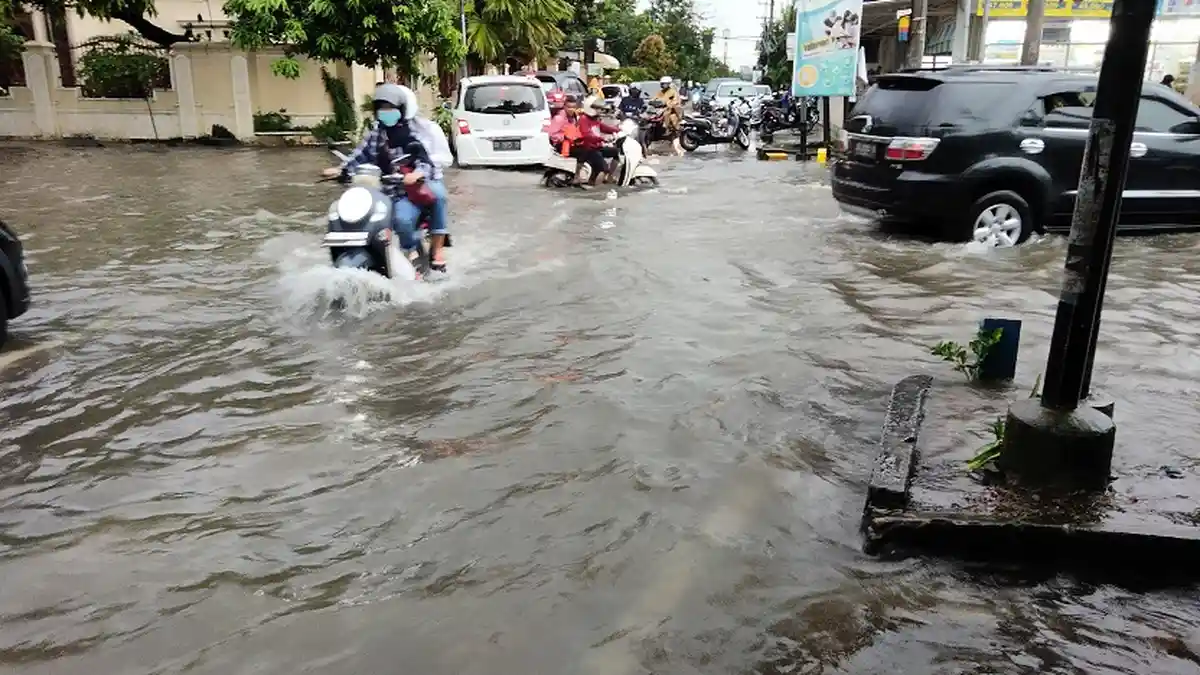 Hindari Jl Raya Pendidikan Makassar, Genangan Selutut Bikin Mogok Kendaraan