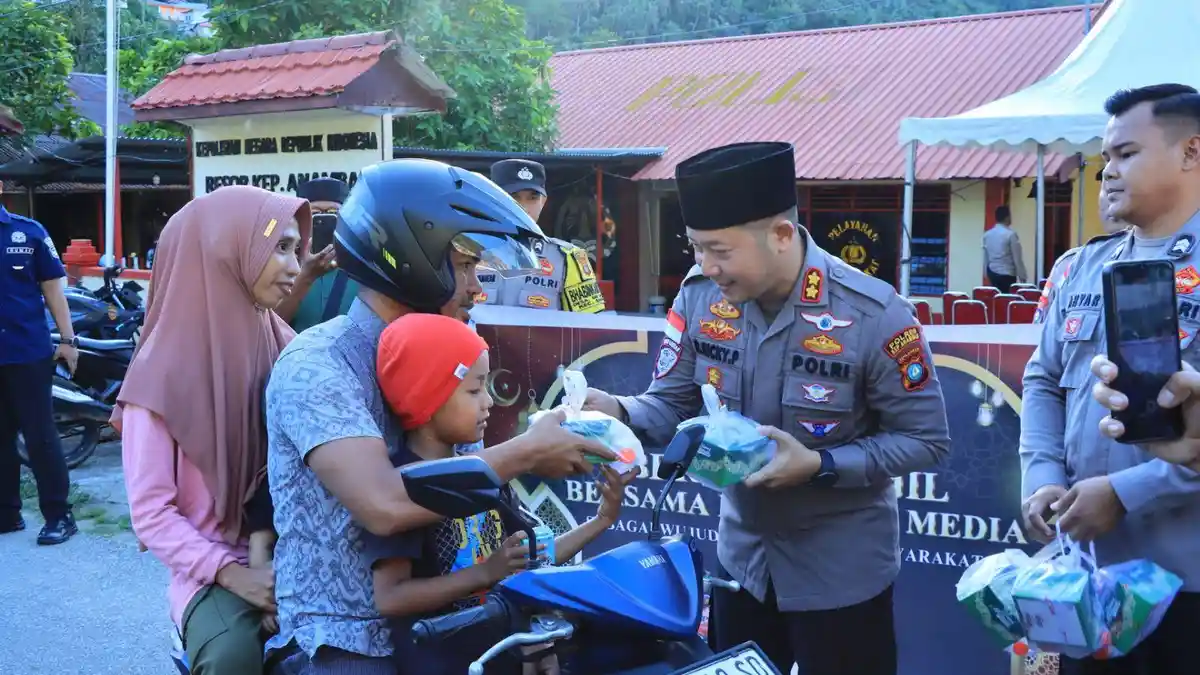 Polres Anambas dan Media Berbagi Takjil Gratis, Warga Sempat Kira Razia